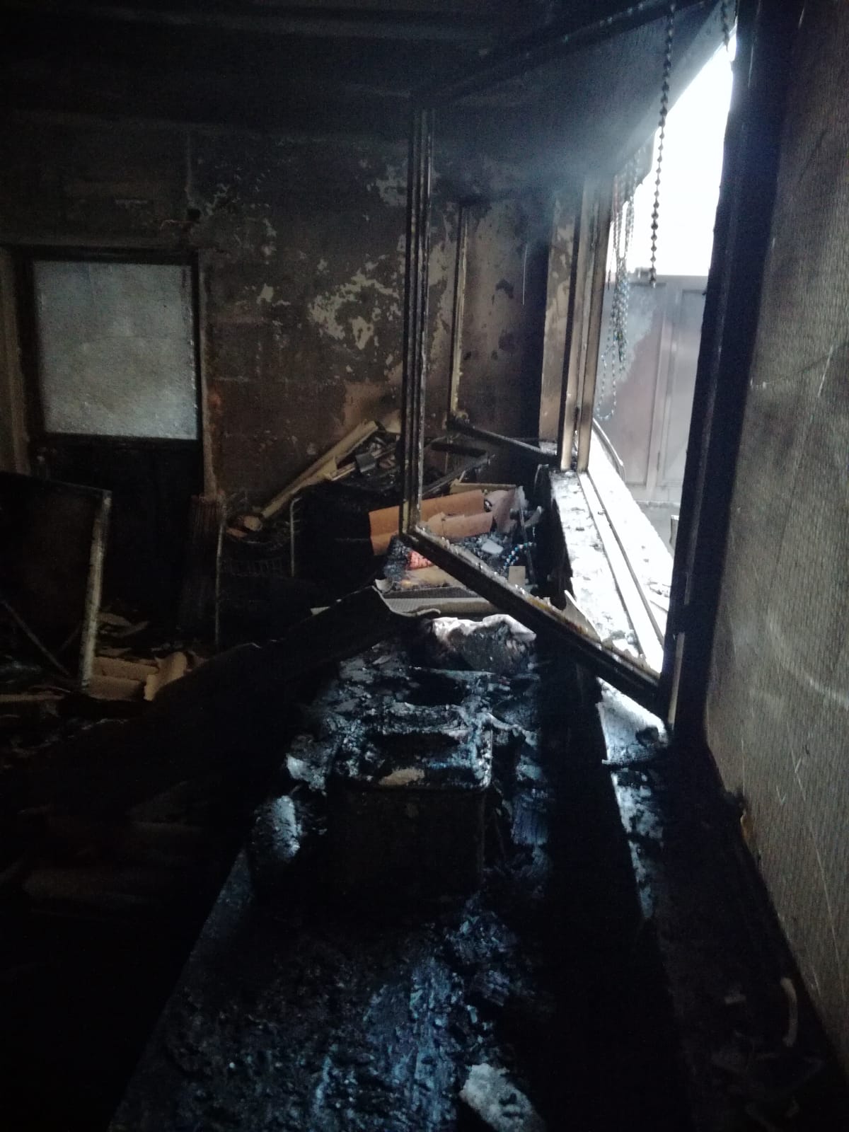 MOTTA SANT'ANASTASIA, INCENDIO DISTRUGGE DIVERSE AUTO E UN GARAGE, NEL GARAGE BOMBOLE DI GPL