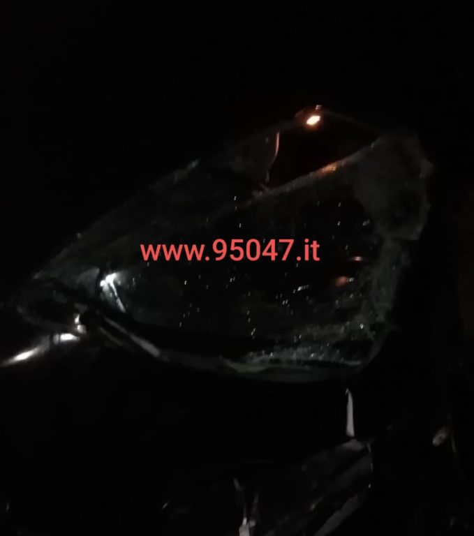 AUTO SFONDA IL GUARD RAIL E PRECIPITA IN UNA SCARPATA, DUE FERITI