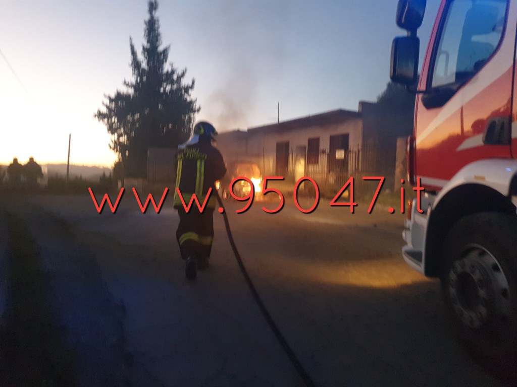 PATERNO' AUTO IN FIAMME NEI PLESSI DEL CIMITERO NUOVO QUESTO POMERIGGIO
