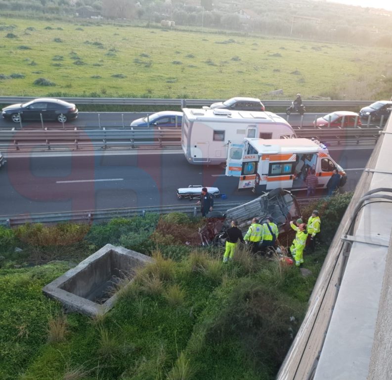 SS121 AUTO VOLA FUORI STRADA E SI RIBALTA , DUE FERITI - FOTO