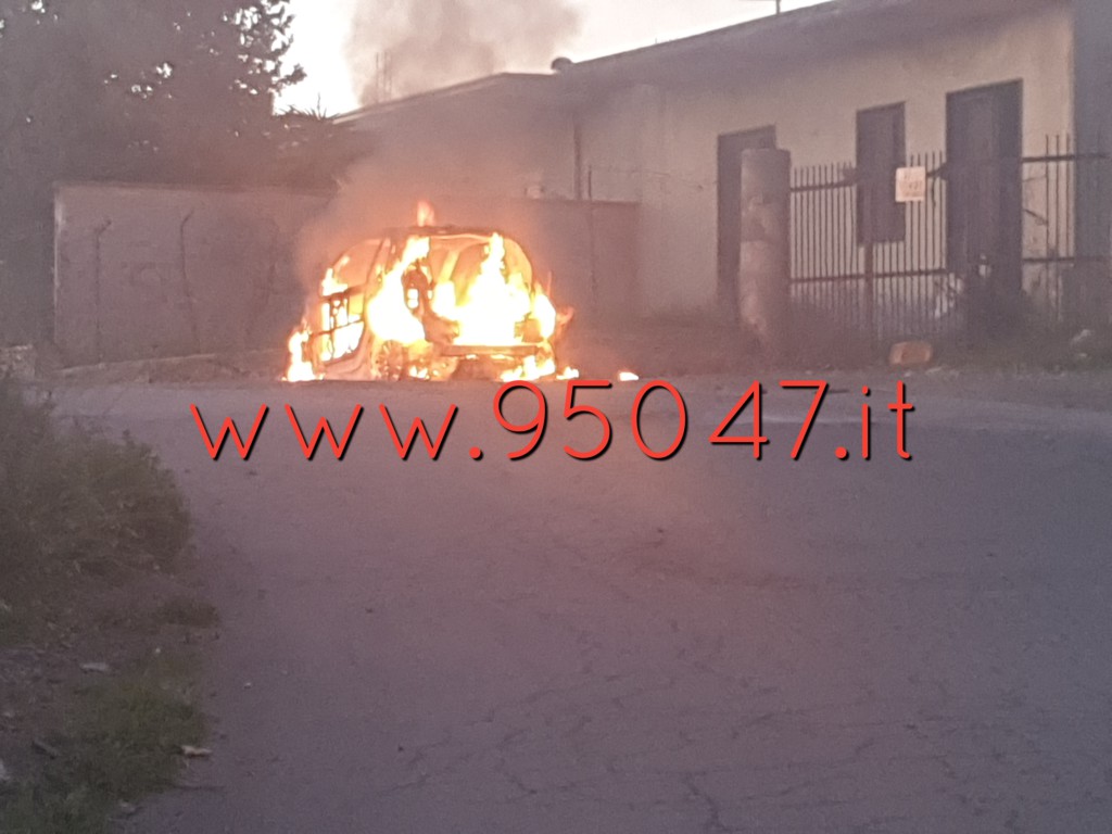 PATERNO' AUTO IN FIAMME NEI PLESSI DEL CIMITERO NUOVO QUESTO POMERIGGIO