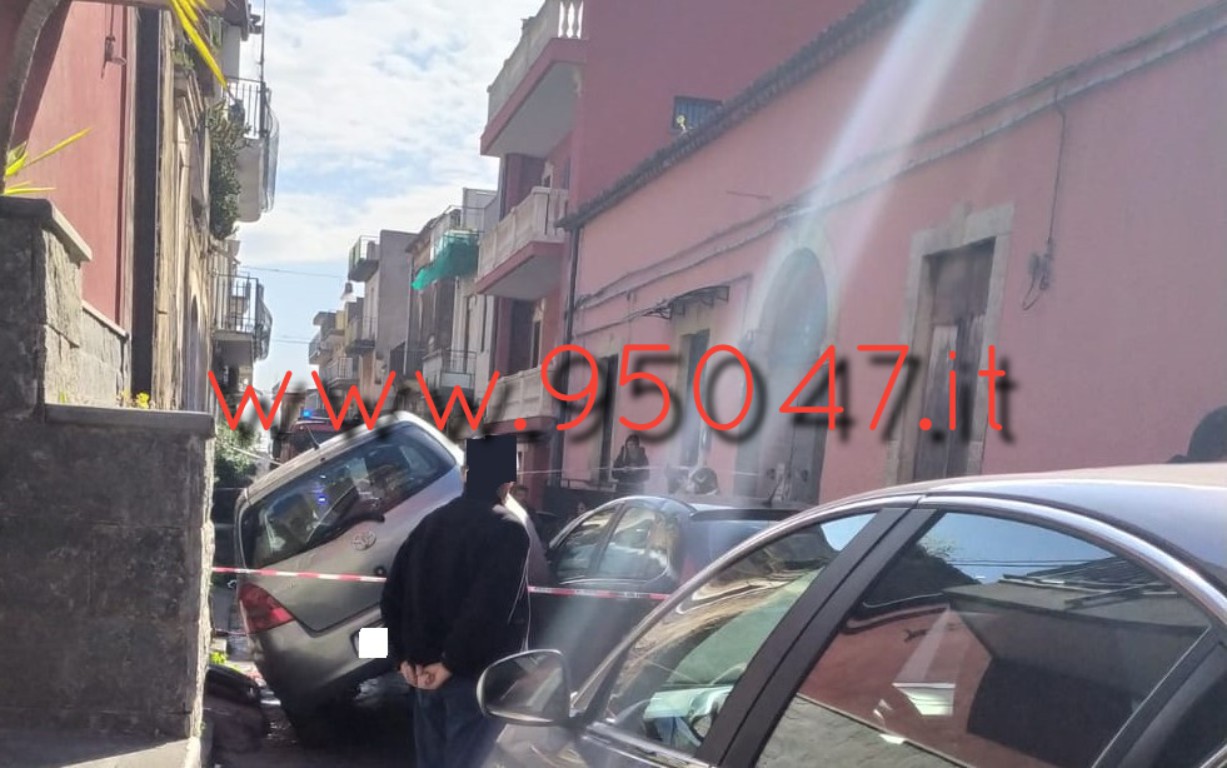 MISTERBIANCO: AUTO SALE SU AUTO IN SOSTA E RIMANE IN EQUILIBRIO SU UNA RUOTA