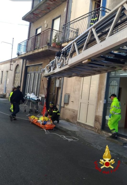 BELPASSO: SOCCORSA PERSONA OBESA CON BARELLA SPECIALE DEI VVFF