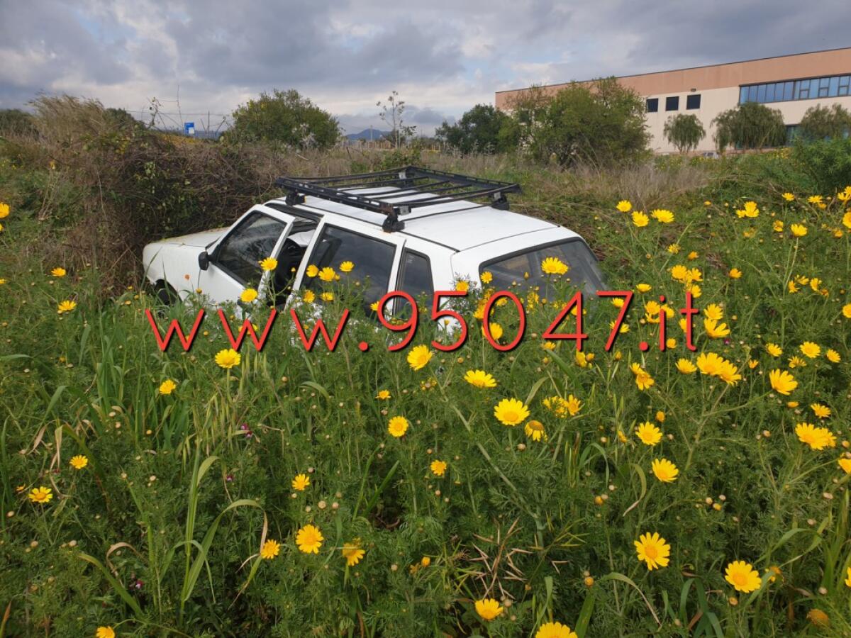 UN’AUTO FINISCE NELLA VEGETAZIONE A BORDO STRADA LUNGO LA SS121 - 