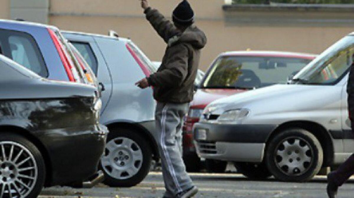 CATANIA: INSERISCE NELL'AUTOCERTIFICAZIONE "USCITO PER ANDARE A FARE IL PARCHEGGIATORE ABUSIVO" - 