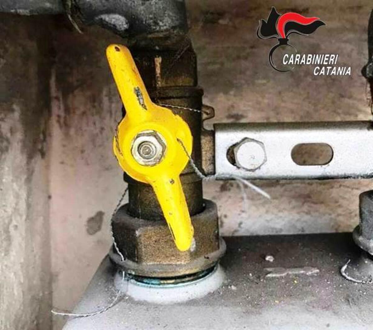 MALETTO: RUBAVA GAS METANO: DENUNCIATA - 