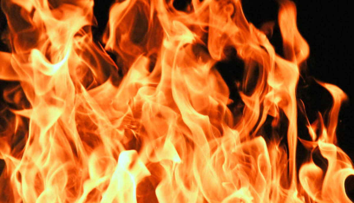 CATANIA, DÀ FUOCO A UN MONOLOCALE E RIMANE A GUARDARE LE FIAMME: ARRESTATO - 