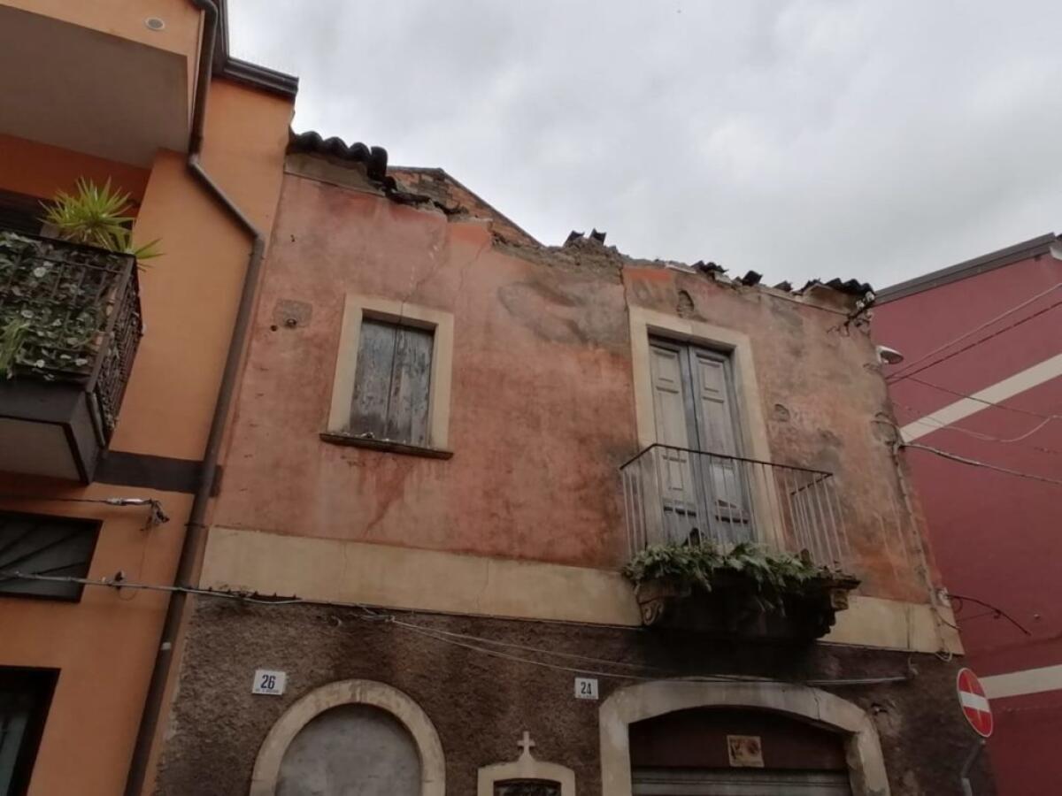 PATERNO': CROLLA IL TETTO DI UN'ABITAZIONE IN VIA MARCONI - 