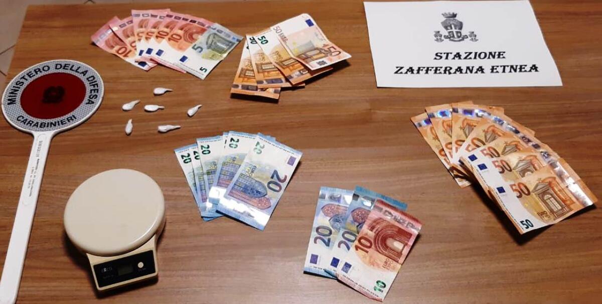 ZAFFERANA ETNEA: PUSHER RICEVEVANO I CLIENTI A DOMICILIO: DUE DENUNCIATI - 