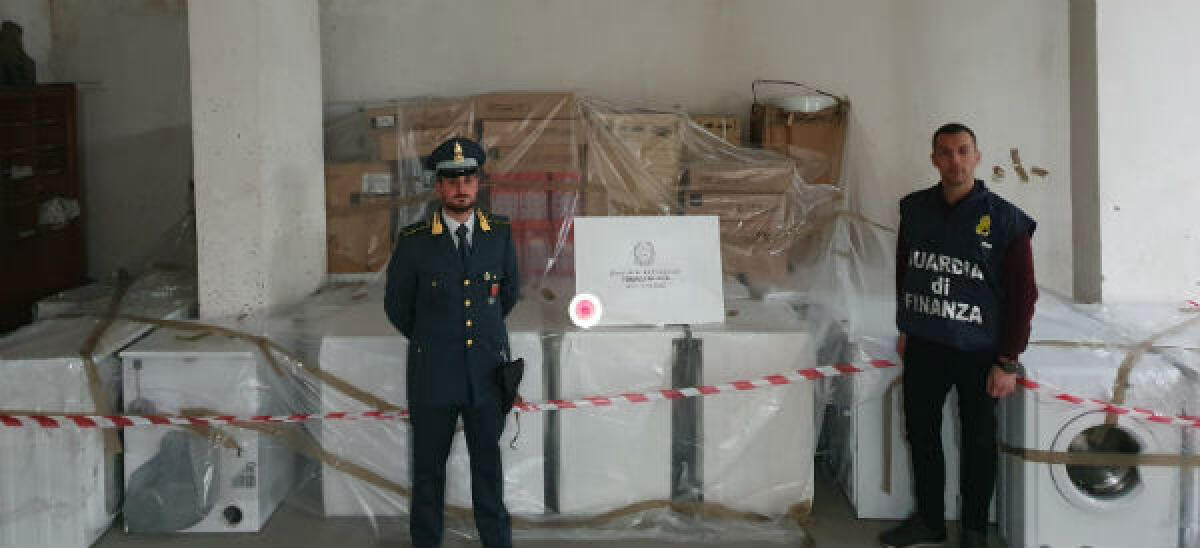 VENDEVANO FRIGORIFERI FALSI A PREZZI STRACCIATI NELLE PIAZZE, DENUNCIATE 4 PERSONE - 