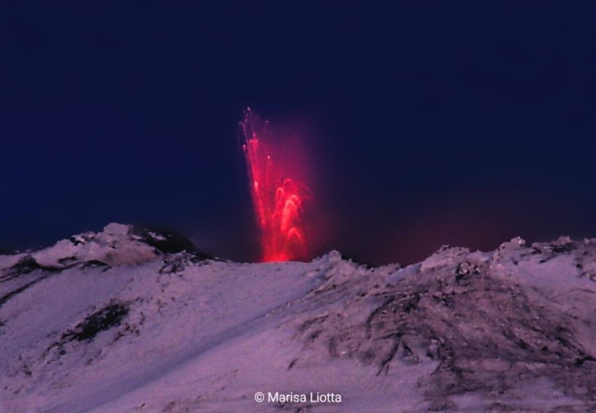 ETNA, CONTINUA L'ATTIVITÀ STROMBOLIANA AL CRATERE VORAGINE - 