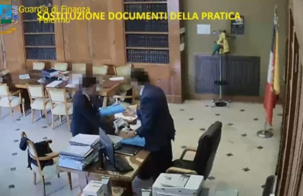 CORRUZIONE: ARRESTATI FUNZIONARI DELLA REGIONE SICILIA E IMPRENDITORI - 