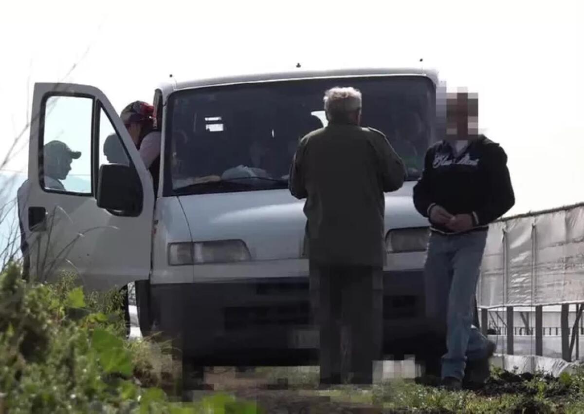 CORONAVIRUS, FURGONI STIPATI DI BRACCIANTI FERMATI DA POLIZIA NEL CATANESE - 