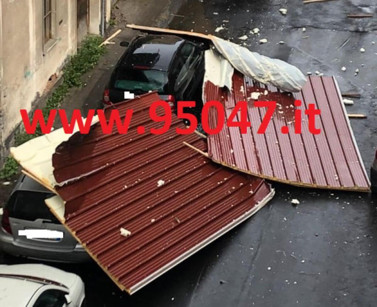 PATERNO’: RAFFICHE DI VENTO, VOLA IL TETTO DI UN PALAZZO IN VIA MILAZZO - 
