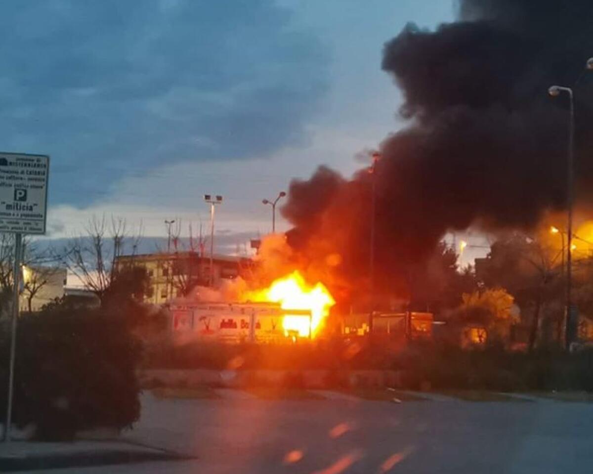 MISTERBIANCO: CAMION DEI PANINI PRENDE FUOCO - 