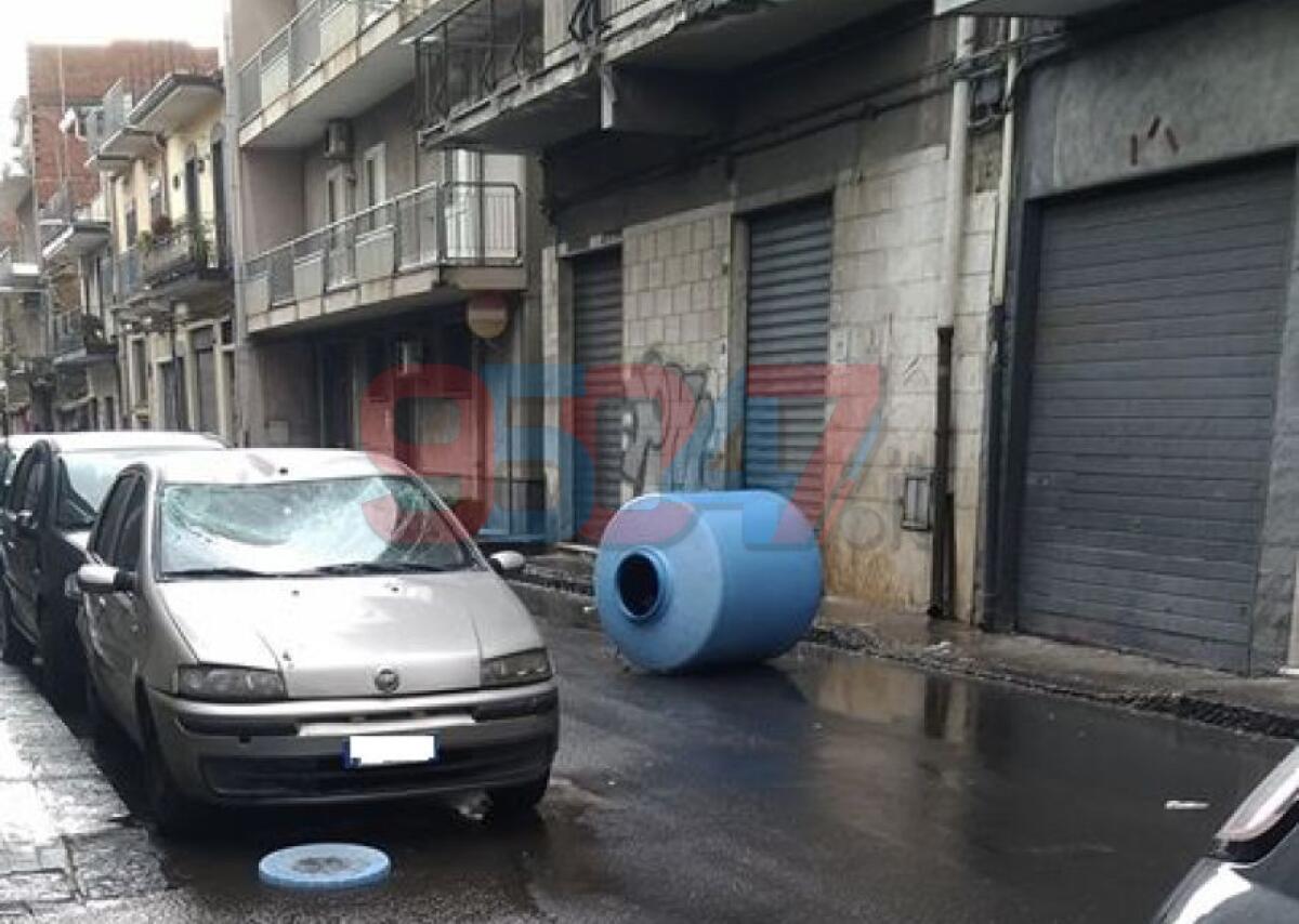 PATERNO' DANNI PER IL VENTO, VOLA UN RECIPIENTE PER L’ACQUA ED UN TETTO DI UN PALAZZO - 