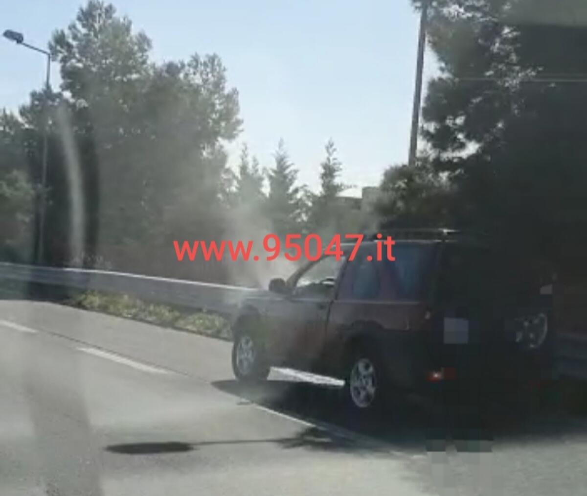 PRINCIPIO DI INCENDIO AD AUTOVETTURA SULLA SS121 INTERVENGONO VIGILI DEL FUOCO - 