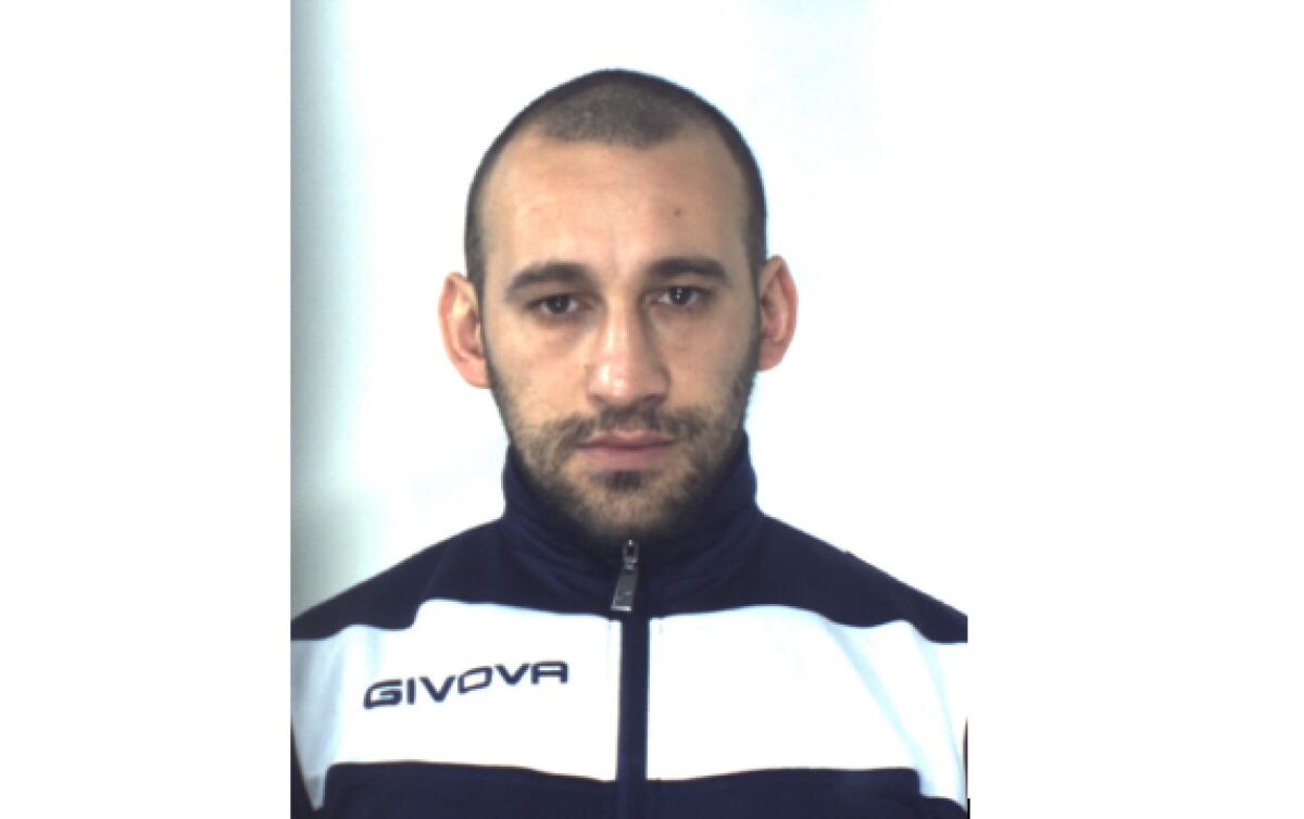 MIRABELLA IMBACCARI:  ARRESTATO UN SORVEGLIATO CATANESE IN TRASFERTA, DENUNCIATO UN ROMENO. AI DUE SONO STATI SEQUESTRATI CINQUE COLTELLI - 