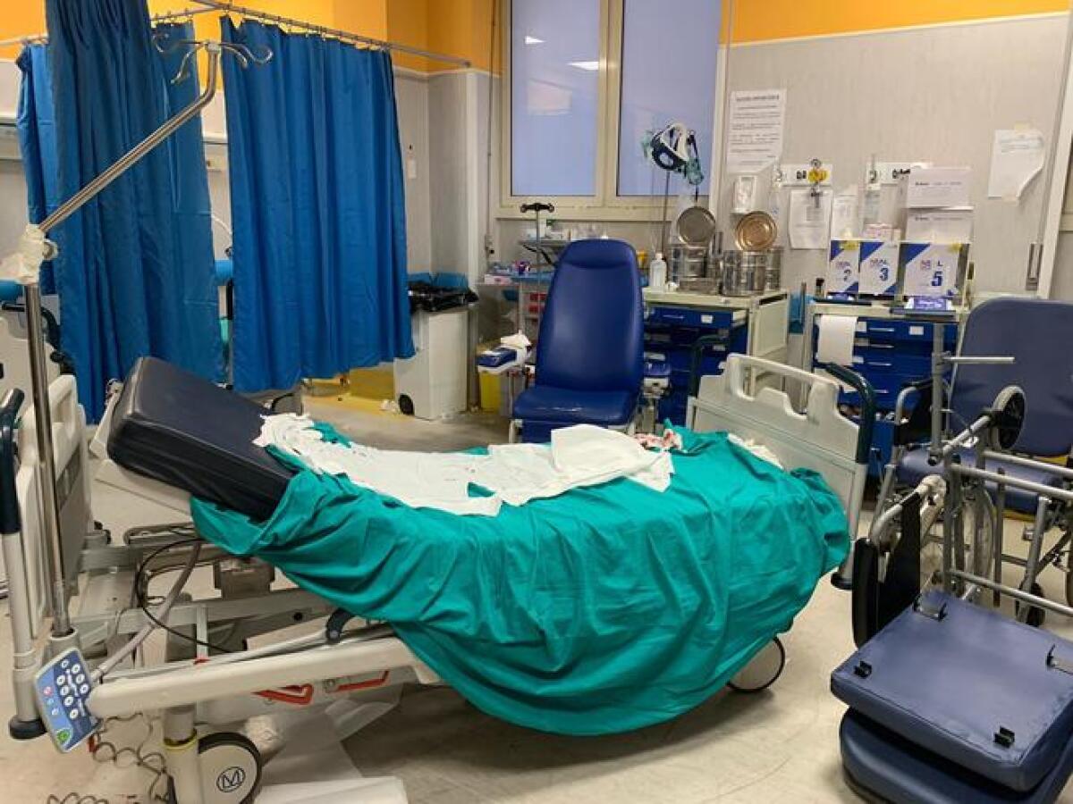 CARABINIERE UCCIDE UN 15ENNE CHE LO STAVA RAPINANDO IN PIENO CENTRO A NAPOLI: I PARENTI DEVASTANO IL PRONTO SOCCORSO - 