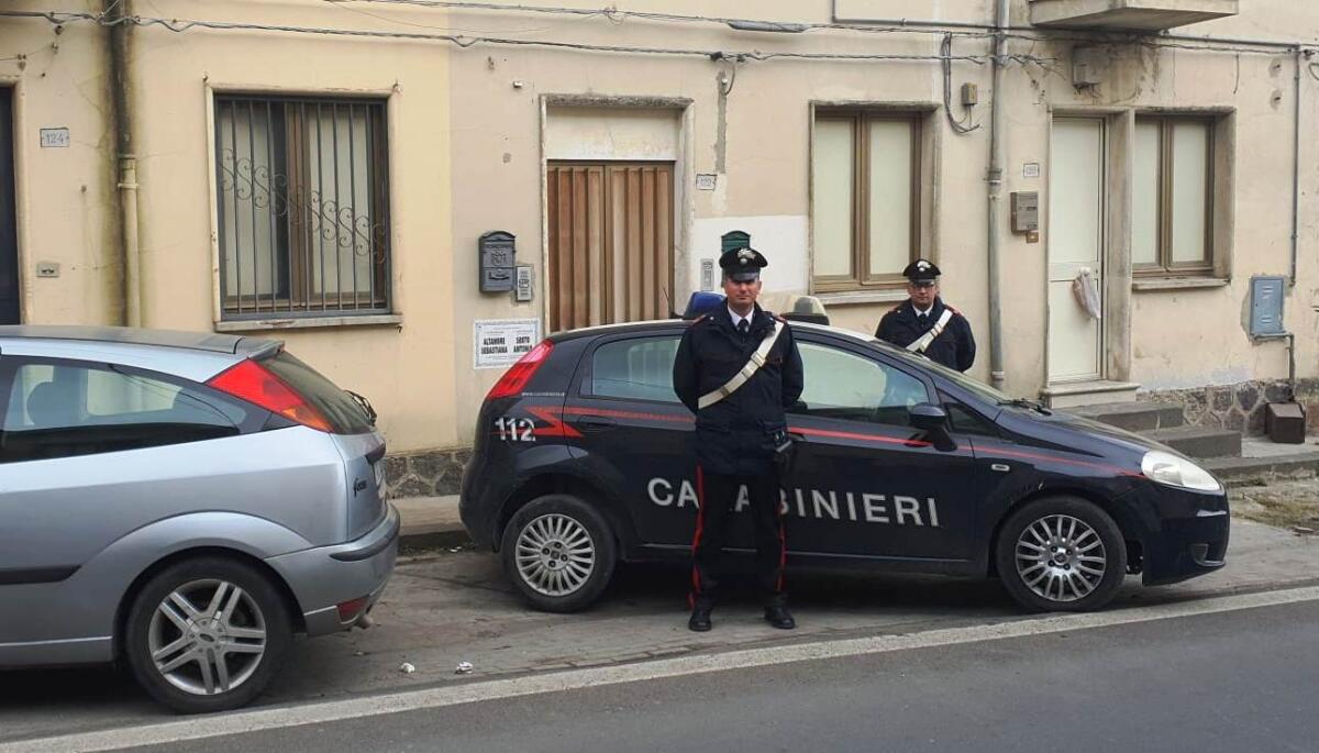 VIZZINI (CT). OLTRE AD AVERE OCCUPATO ABUSIVAMENTE GLI ALLOGGI POPOLARI RUBAVANO ANCHE L’ENERGIA ELETTRICA PUBBLICA: ARRESTATI - 