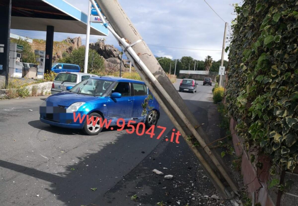 PATERNO': AUTO CONTRO IL PALO DELLA LUCE, FERITA UNA SIGNORA - 