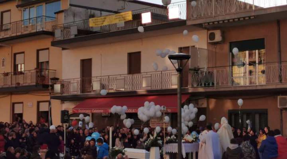MALETTO: FUNERALE DI BIMBO DI 5 ANNI NELLA PIAZZA PER EVITARE IL CONTAGIO - 