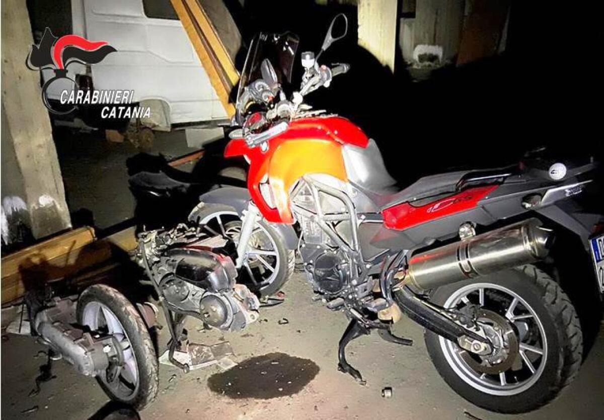 CATANIA.  GESTIVANO UN DEPOSITO DI MOTO RUBATE: TRE I MINORI COINVOLTI. UNO È STATO ARRESTATO - 