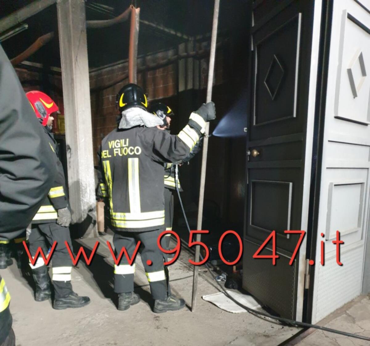 PATERNO' INCENDIO IN UN GARAGE DI VIA MILANO - 
