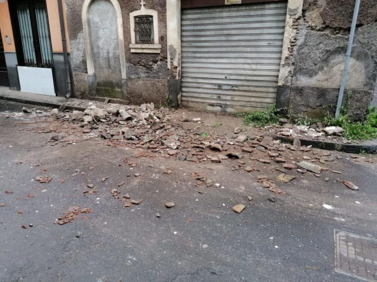 CROLLA IL TETTO DI UN'ABITAZIONE IN VIA MARCONI - 