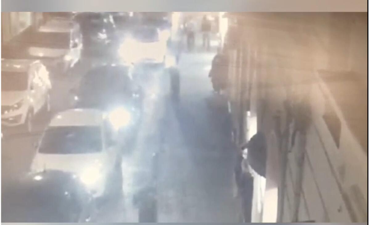 PATERNO': GETTA RIFIUTI CON UN SACCO NERO IN PIENO CENTRO: MULTATO - 