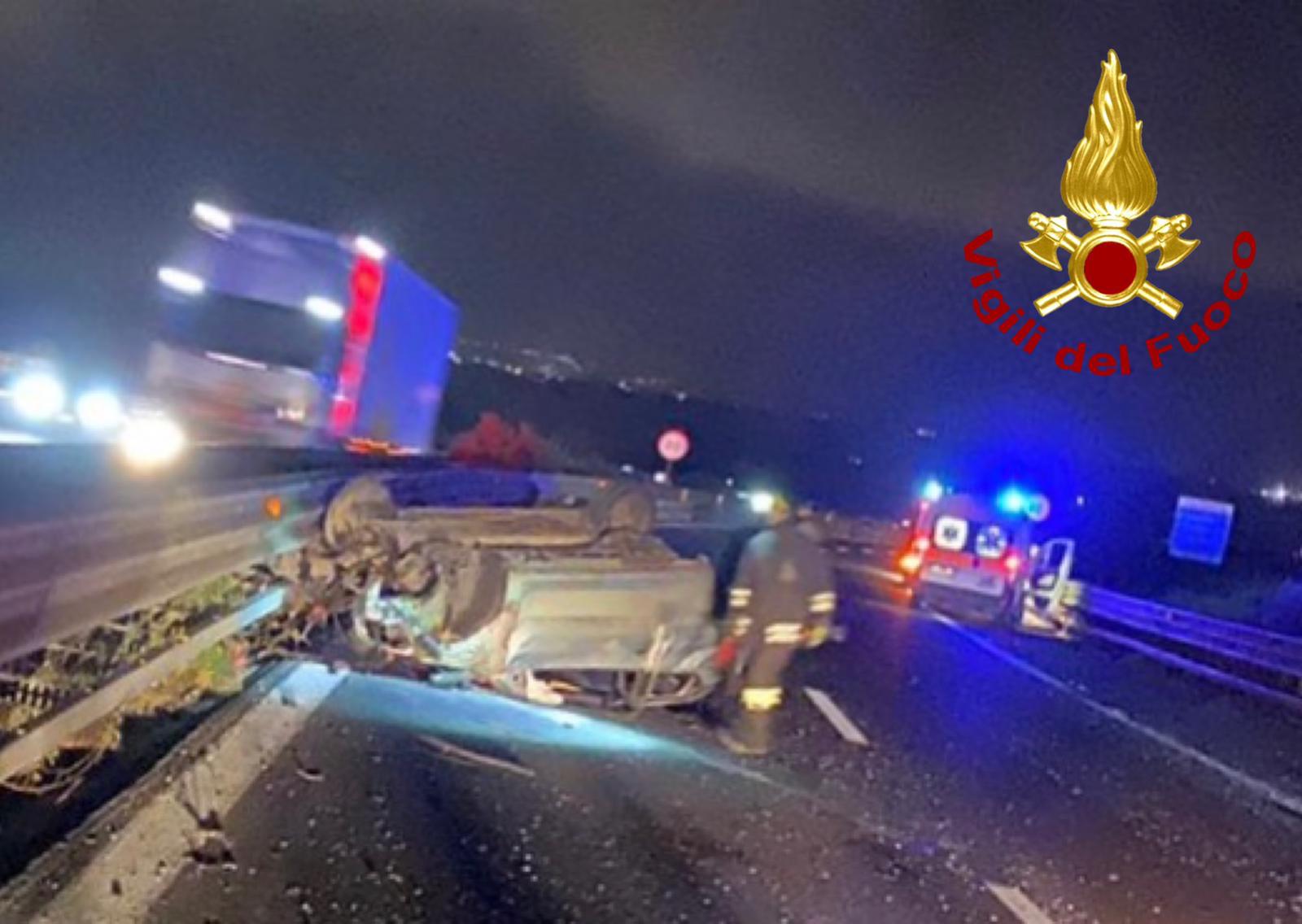 INCIDENTE SULL'AUTOSTRADA SIRACUSA-CATANIA, UN'AUTO SI RIBALTA: FERITE DUE RAGAZZE. LE FOTO