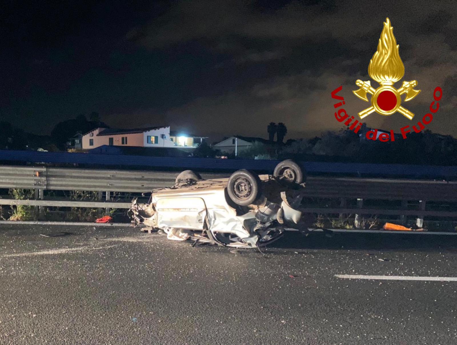 INCIDENTE SULL'AUTOSTRADA SIRACUSA-CATANIA, UN'AUTO SI RIBALTA: FERITE DUE RAGAZZE. LE FOTO