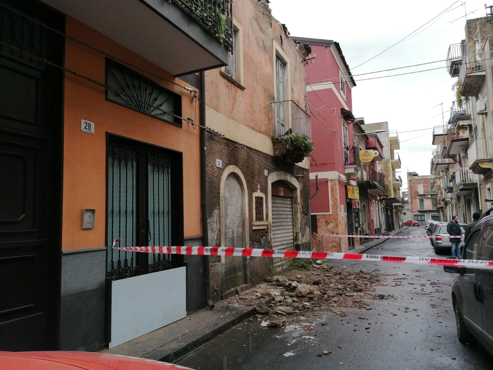 CROLLA IL TETTO DI UN'ABITAZIONE IN VIA MARCONI