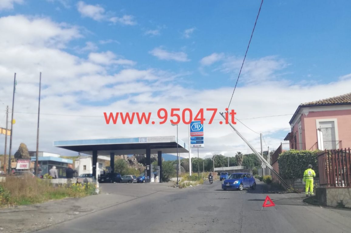 PATERNO': AUTO CONTRO IL PALO DELLA LUCE, FERITA UNA SIGNORA