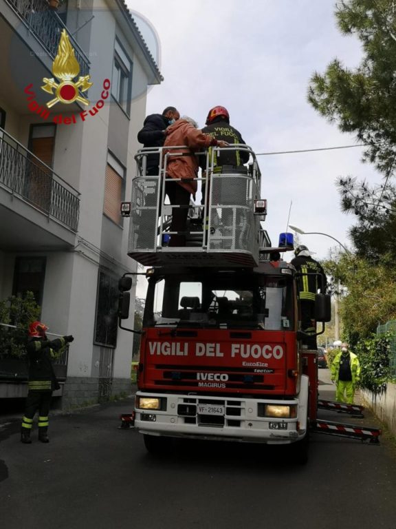 CATANIA, INCENDIO IN LABORATORIO DI APPARECCHIATURE ELETTROMEDICALI