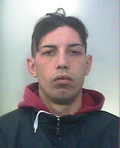 BIANCAVILLA, TENTA “SPACCATA” IN FARMACIA CON UN’AUTO RUBATA: PRESO DOPO COLLUTTAZIONE