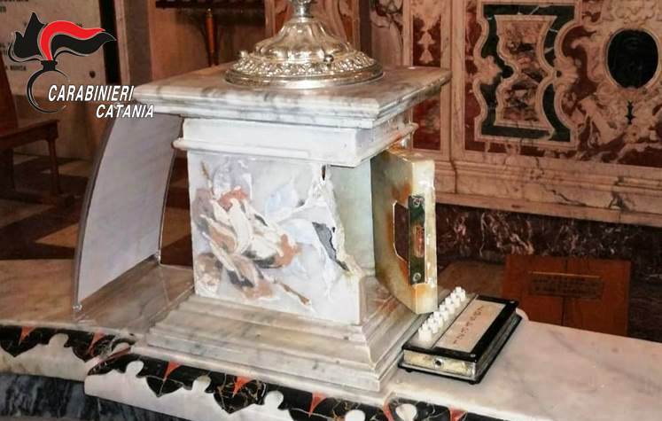 VALVERDE: RUBANO LE OFFERTE ALLA MADONNA, COPPIA IN MANETTE