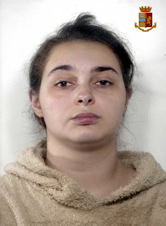 ADRANO, AI DOMICILIARI, FERMATA MENTRE GUIDA L’AUTO PUR SENZA PATENTE: ARRESTATA