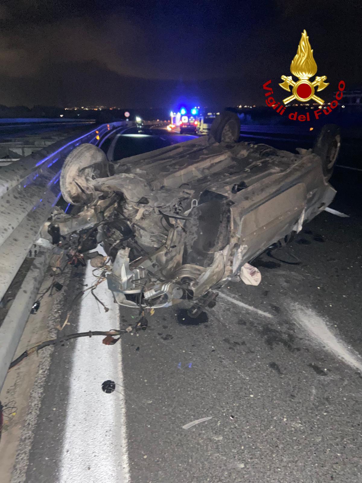 INCIDENTE SULL'AUTOSTRADA SIRACUSA-CATANIA, UN'AUTO SI RIBALTA: FERITE DUE RAGAZZE. LE FOTO