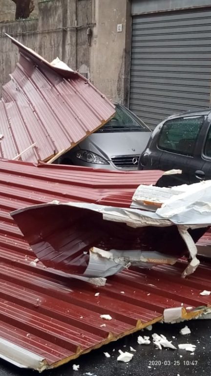 PATERNO’: RAFFICHE DI VENTO, VOLA IL TETTO DI UN PALAZZO IN VIA MILAZZO