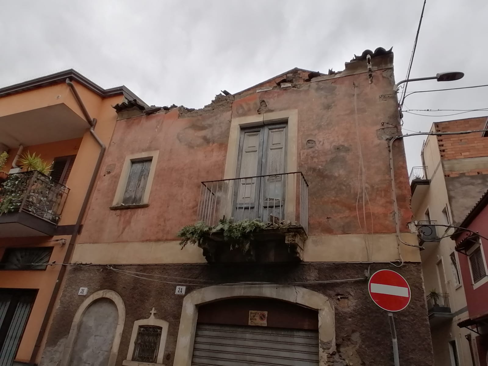 PATERNO': CROLLA IL TETTO DI UN'ABITAZIONE IN VIA MARCONI