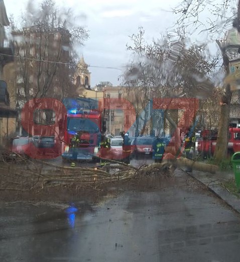 CROLLA IL TETTO DI UN'ABITAZIONE IN VIA MARCONI