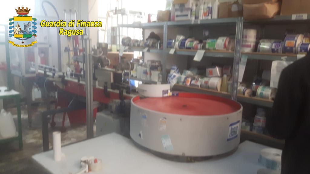 SEQUESTRATI CIRCA 4.500 LITRI DI GEL SANIFICANTE PER LE MANI TRA LE PROVINCE DI RAGUSA, CATANIA ED ENNA. RITIRATI DAL MERCATO OLTRE 4.500 CONFEZIONI.
