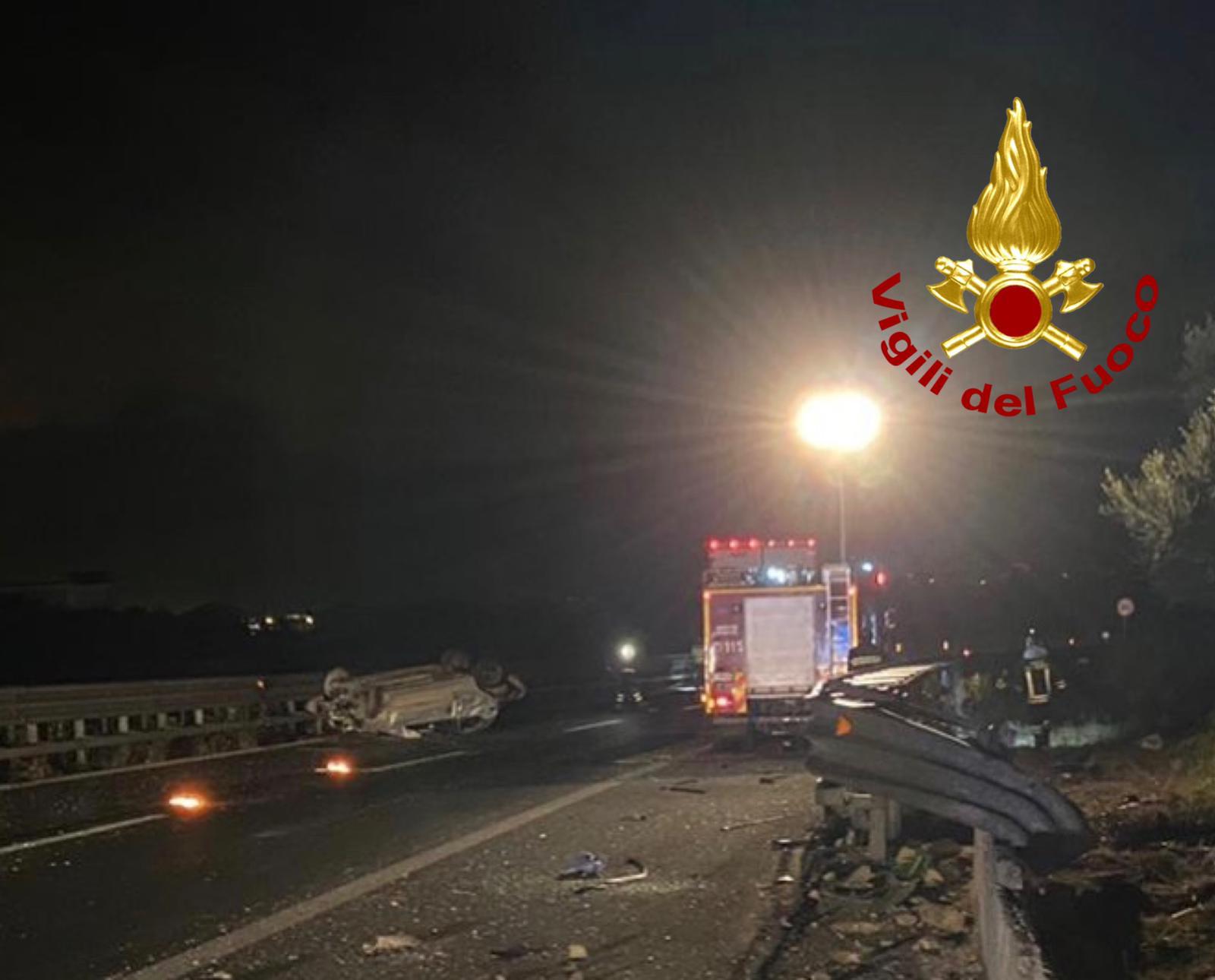 INCIDENTE SULL'AUTOSTRADA SIRACUSA-CATANIA, UN'AUTO SI RIBALTA: FERITE DUE RAGAZZE. LE FOTO