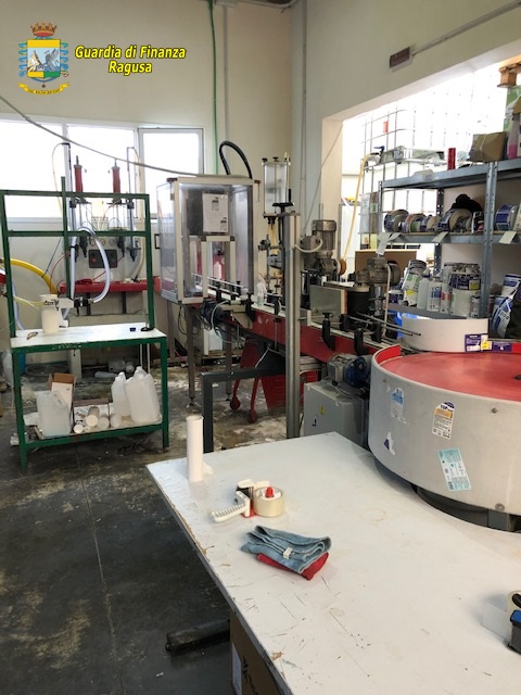 SEQUESTRATI CIRCA 4.500 LITRI DI GEL SANIFICANTE PER LE MANI TRA LE PROVINCE DI RAGUSA, CATANIA ED ENNA. RITIRATI DAL MERCATO OLTRE 4.500 CONFEZIONI.