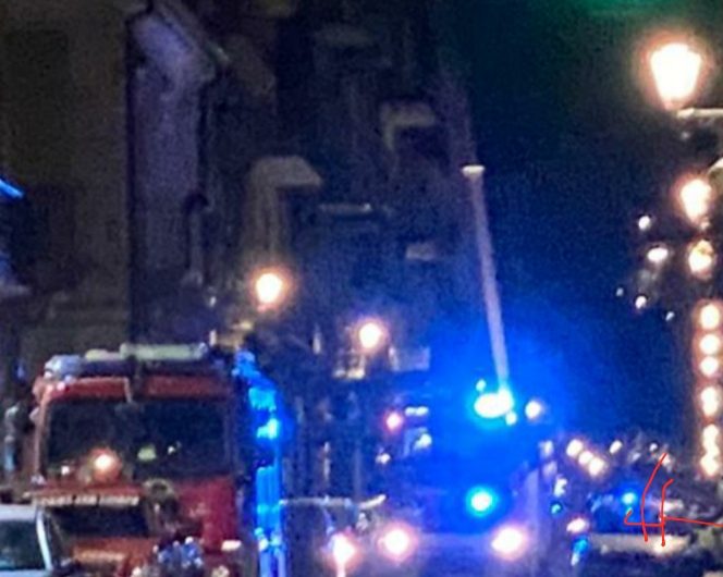 PATERNÒ: VIA VITTORIO EMANUELE, CADUTA CALCINACCI VIGILI DEL FUOCO IN AZIONE E STRADA CHIUSA