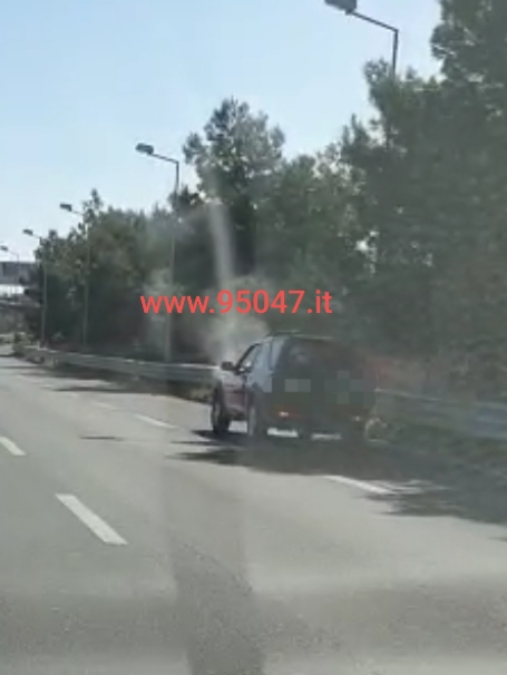 PRINCIPIO DI INCENDIO AD AUTOVETTURA SULLA SS121 INTERVENGONO VIGILI DEL FUOCO