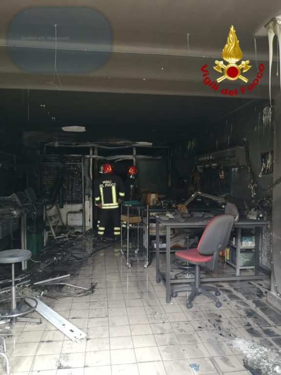CATANIA, INCENDIO IN LABORATORIO DI APPARECCHIATURE ELETTROMEDICALI