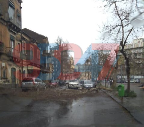 PATERNO': CROLLA IL TETTO DI UN'ABITAZIONE IN VIA MARCONI