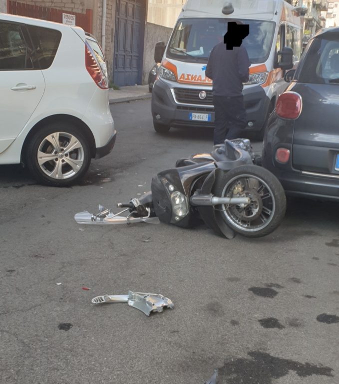 PATERNO’: INCIDENTE IN VIA ESTONIA, UN FERITO